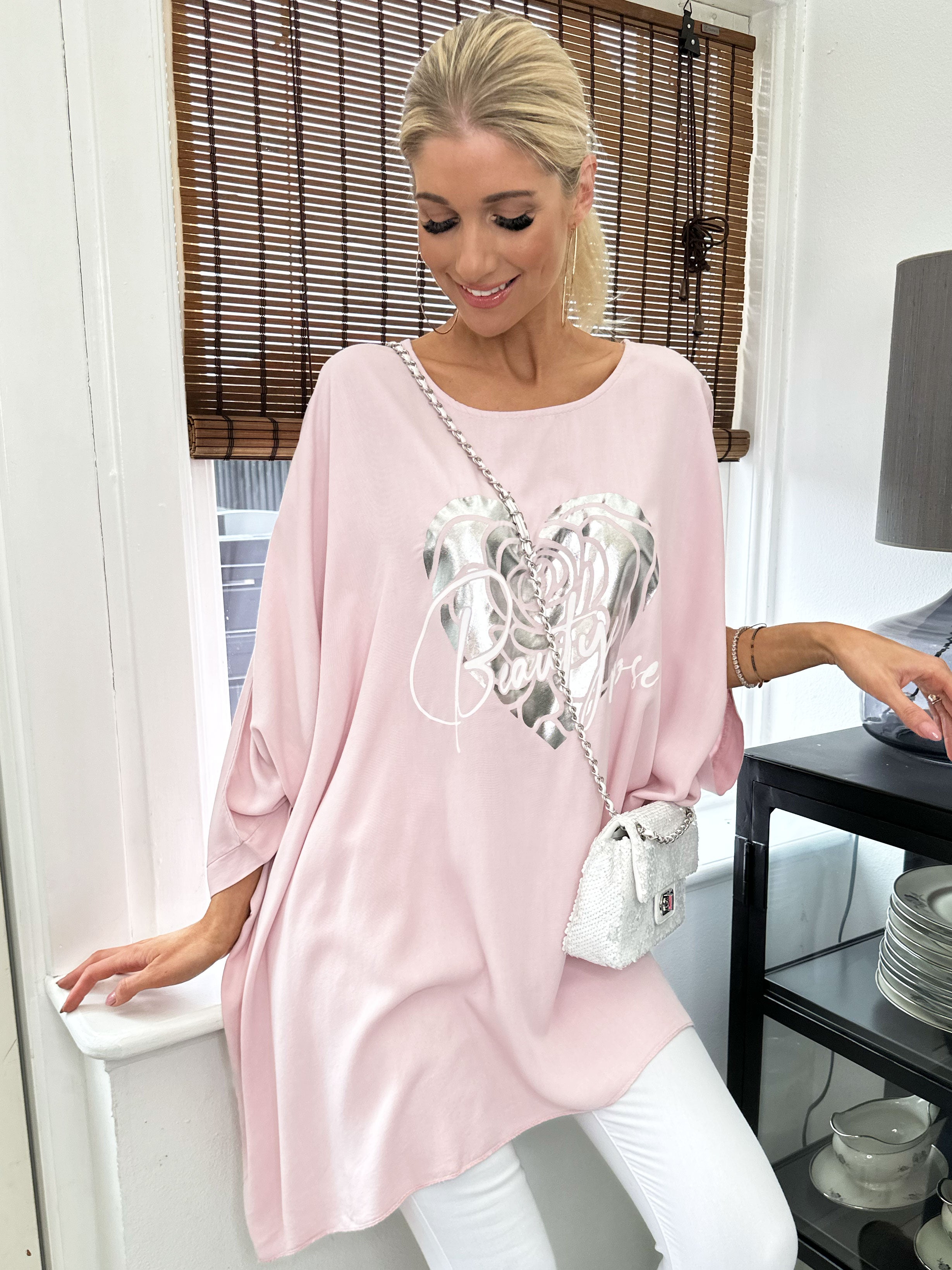 Flavia - T-shirt med silvertryck och fladdermusärmar